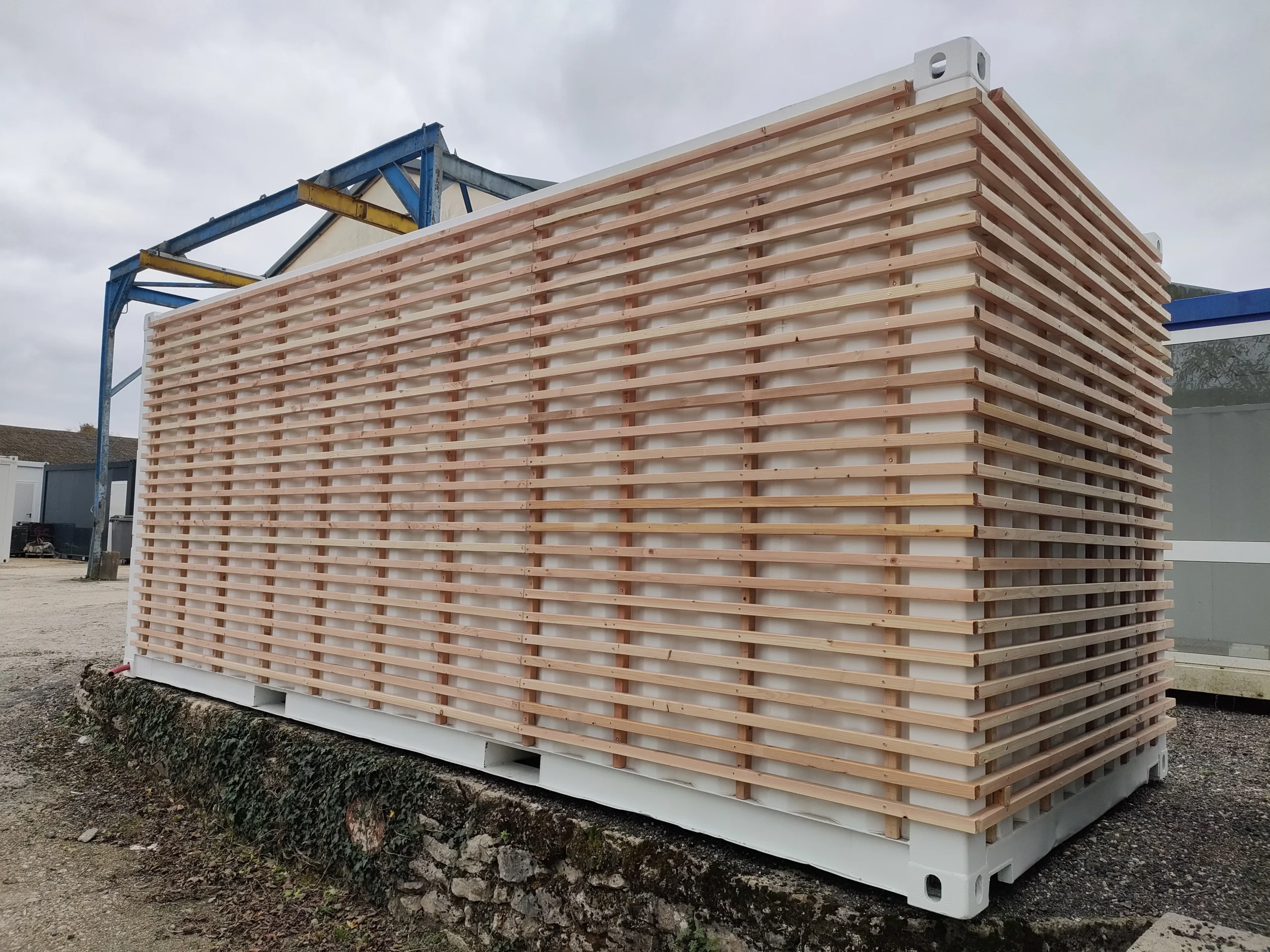 Réalisations 15 Container 20 pieds équipé d'un stockage d'eau potable et d'un traitement par filtration et UV à Orcières-Merlette (05)
