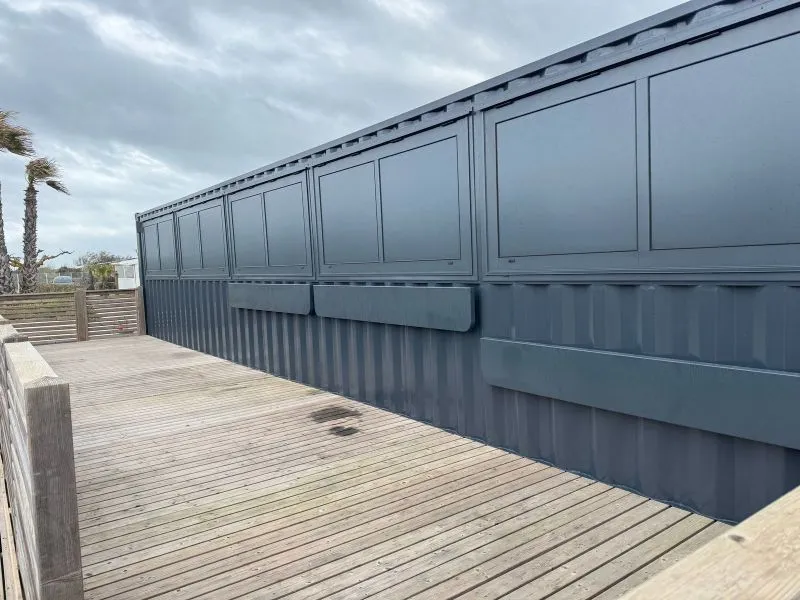 Réalisations 11 Bar de plage réalisé dans 3 containers 40 pieds installés à Sète (34)