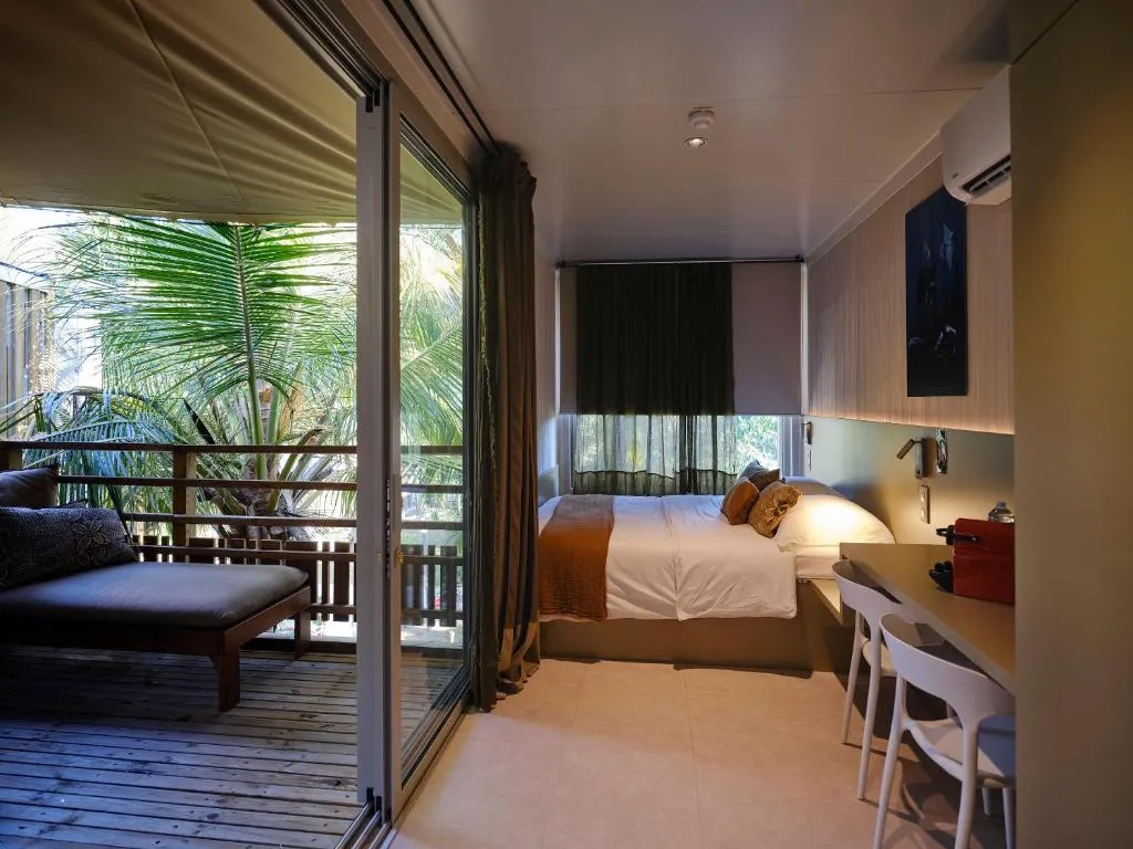 intérieur d'une chambre d'hotel en container maritime aménagé