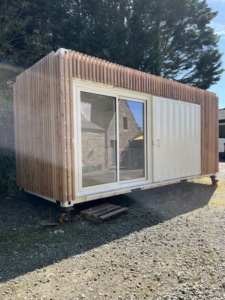 container maritime aménagé en studio de jardin