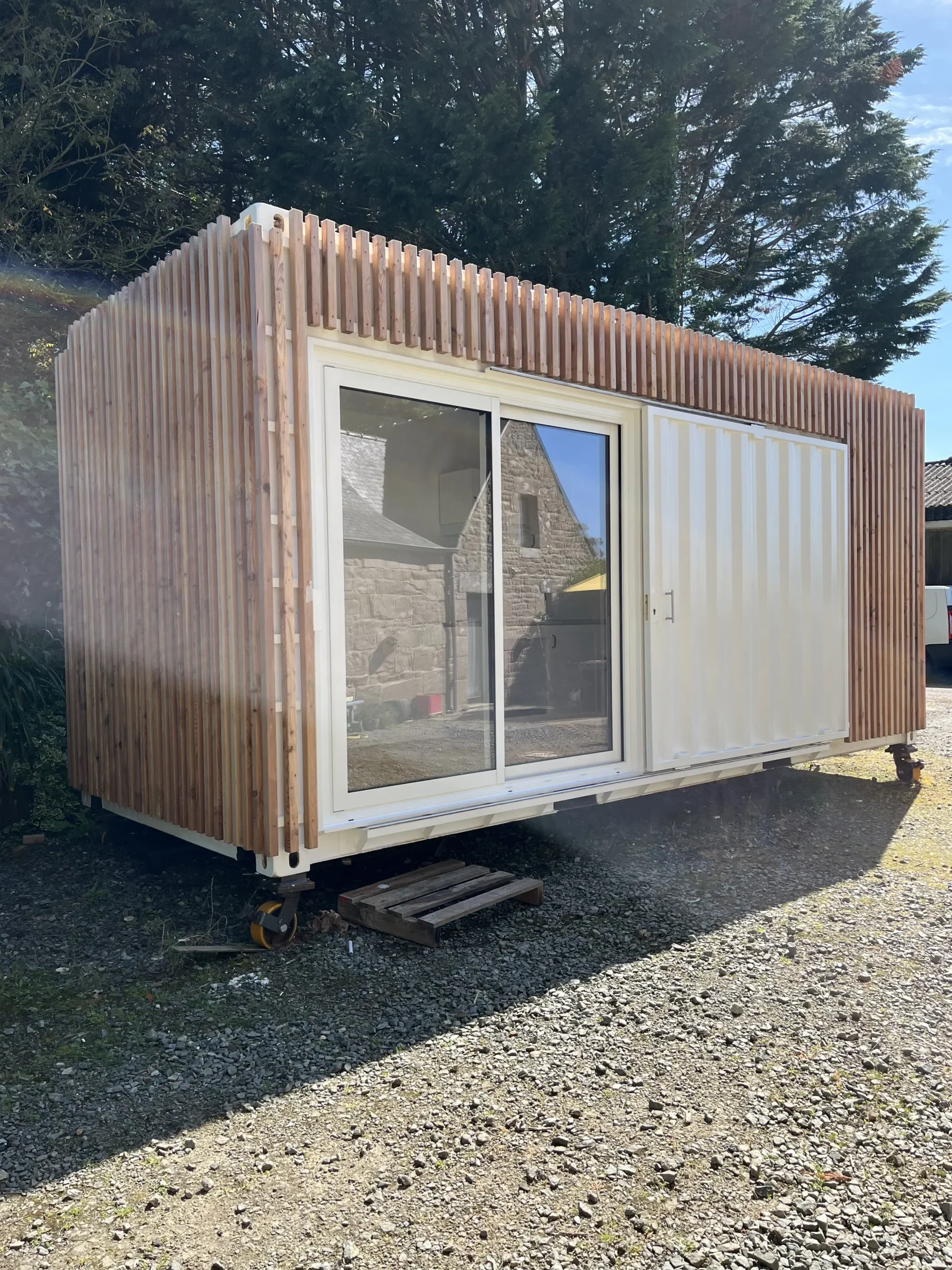 Réalisations 12 Studio RE2020 réalisé dans un container 20 pieds installé à Charmes-sur-Rhône (07)