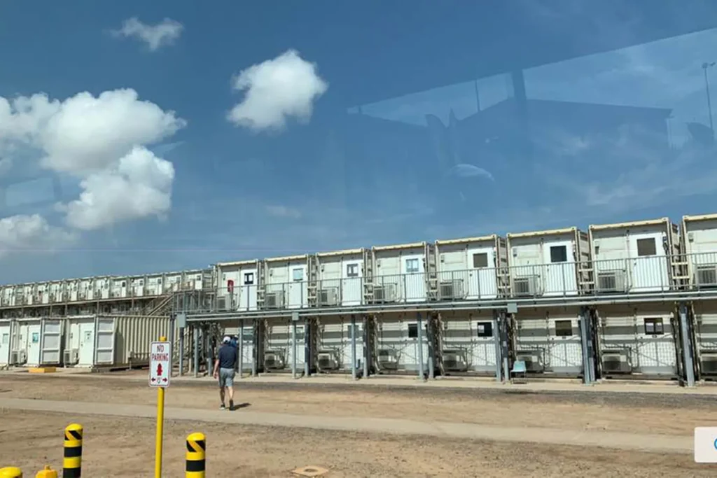 Base vie en containers maritimes aménagés