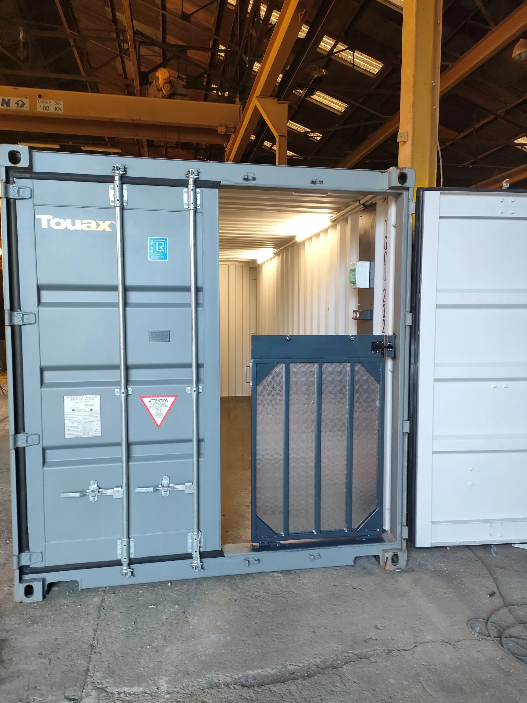 Réalisations 14 Container 20 pieds transformé avec rampe et électricité pour stockage de pièces mécaniques