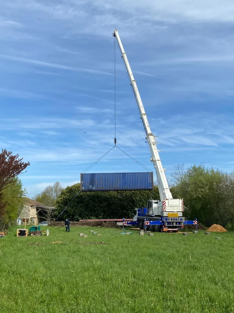livraison par grue d'un container maritime pour une maison
