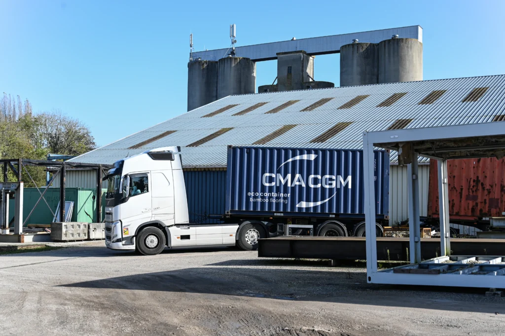 container maritime sur un camion pour livraison