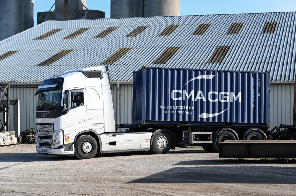 container de stockage sur un camion en phase de transport