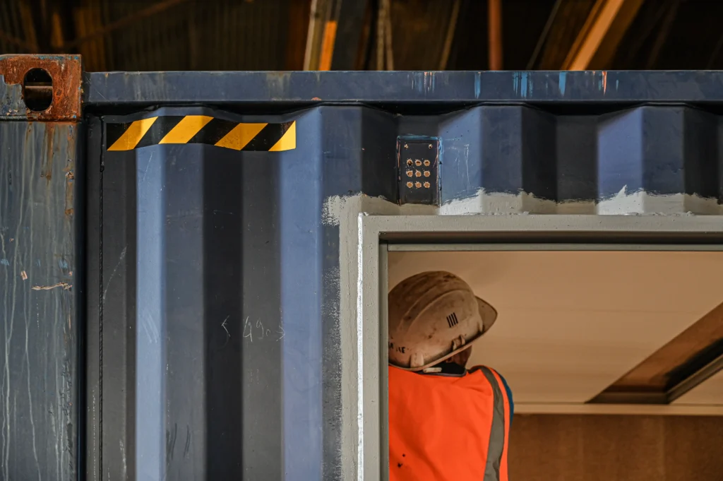 container maritime en cours de transformation