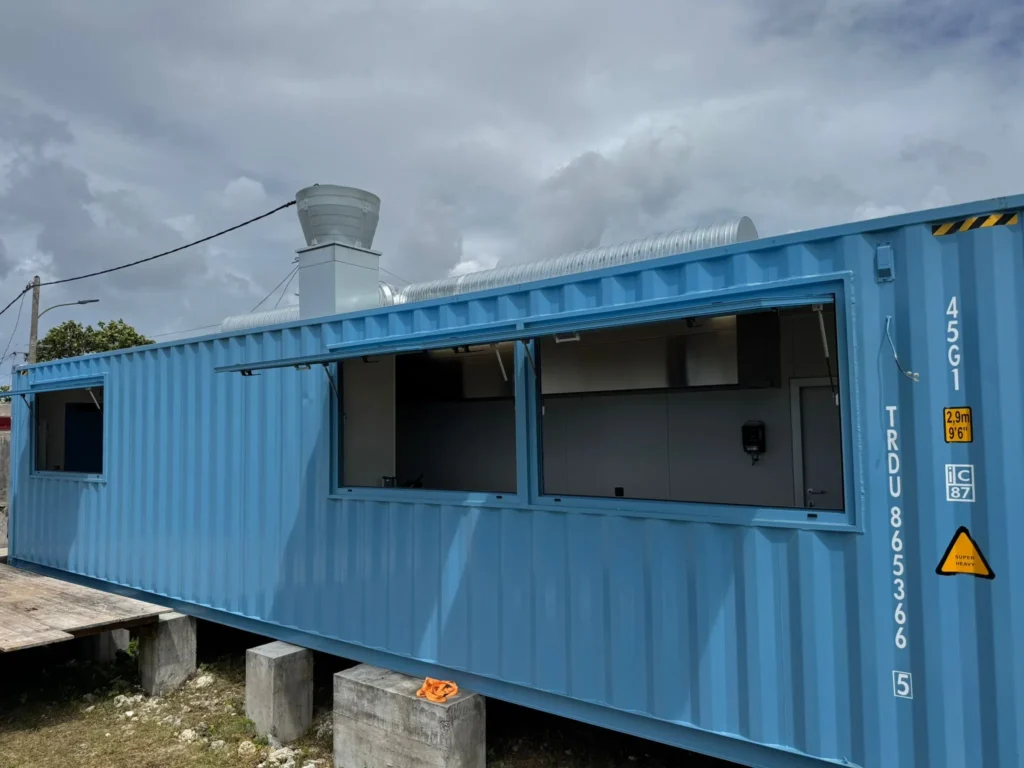 Conteneur bleu avec fenêtres ouvertes.