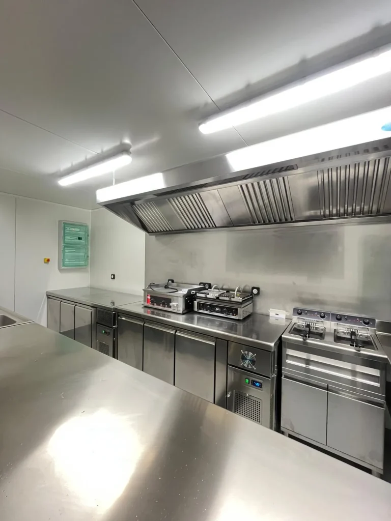 Cuisine moderne avec équipements en acier