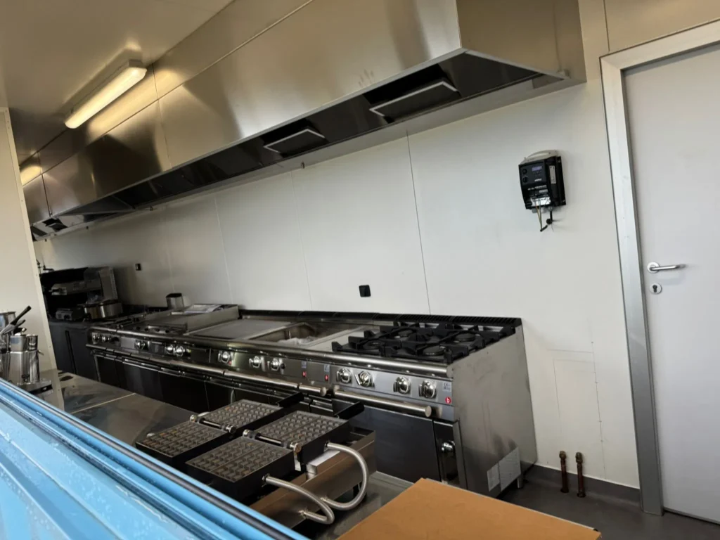 Cuisine professionnelle bien équipée.