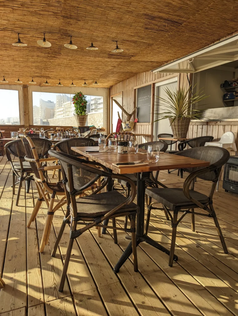 Terrasse de restaurant avec tables.