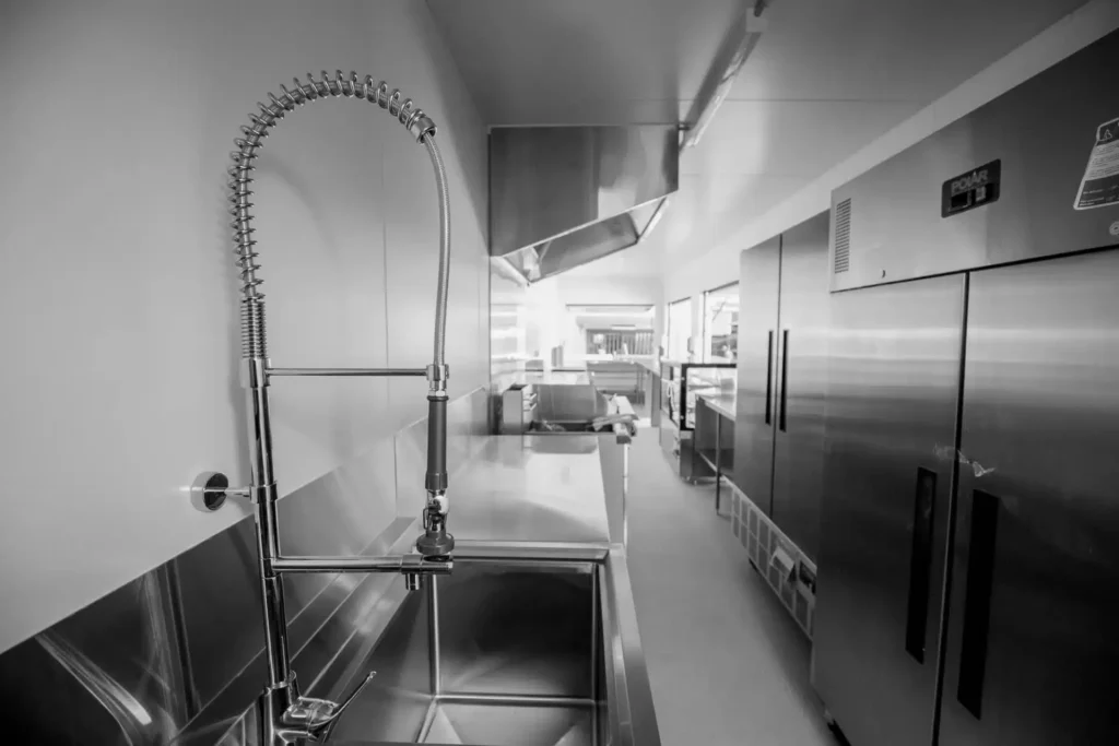 Cuisine moderne avec équipements en acier