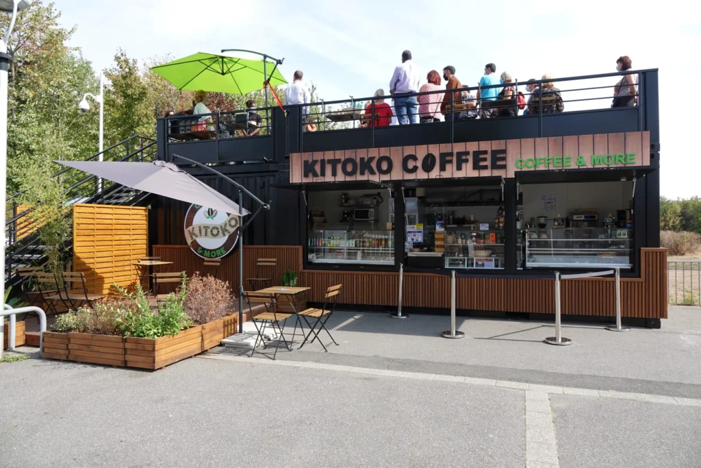 Café moderne avec terrasse extérieure