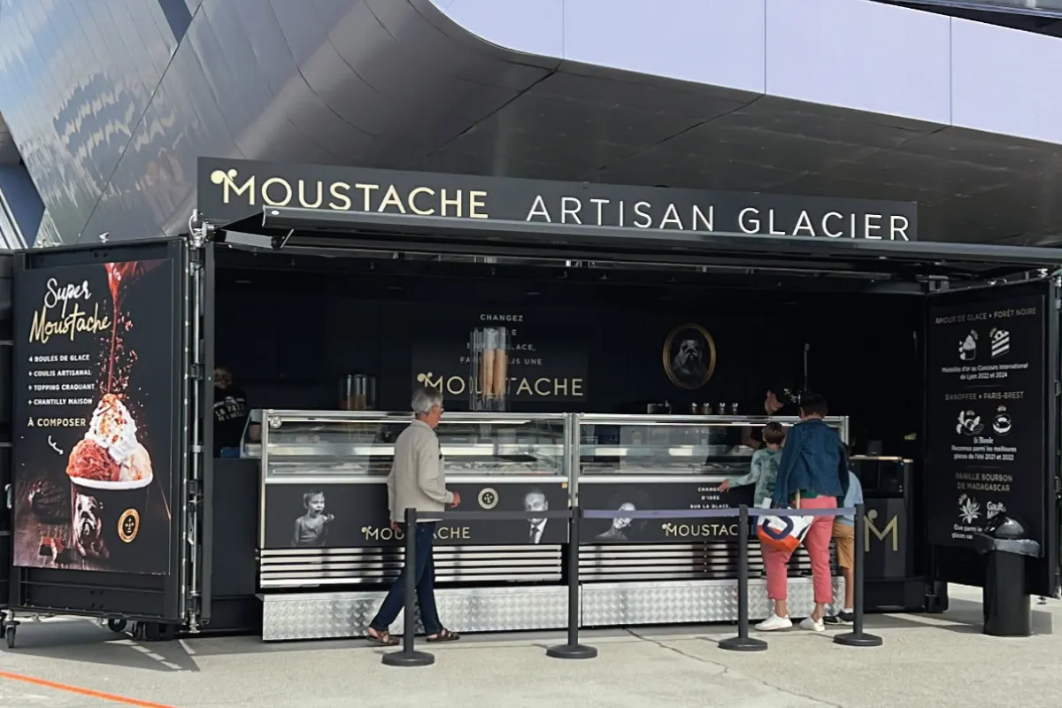 Réalisations 6 Container 20 pieds de vente de glace pour la franchise Moustache de Lorient (56)