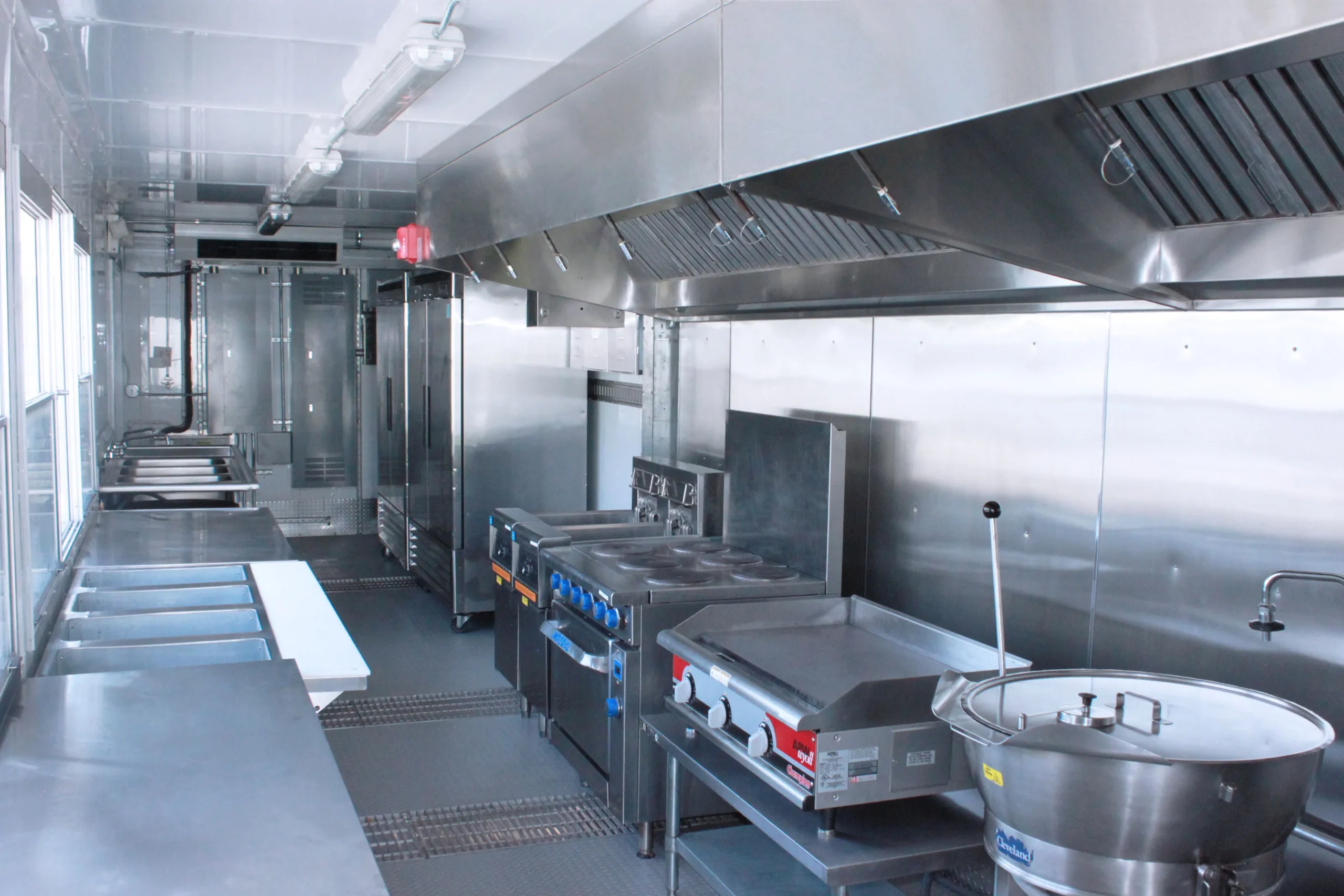 Quel container pour une activité de foodtruck ou cuisine mobile ? 1 Container cuisine professionnelle pour foodtruck aménagé par Kiosque et Box