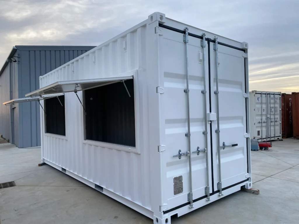 Conteneur blanc avec fenêtres ouvertes