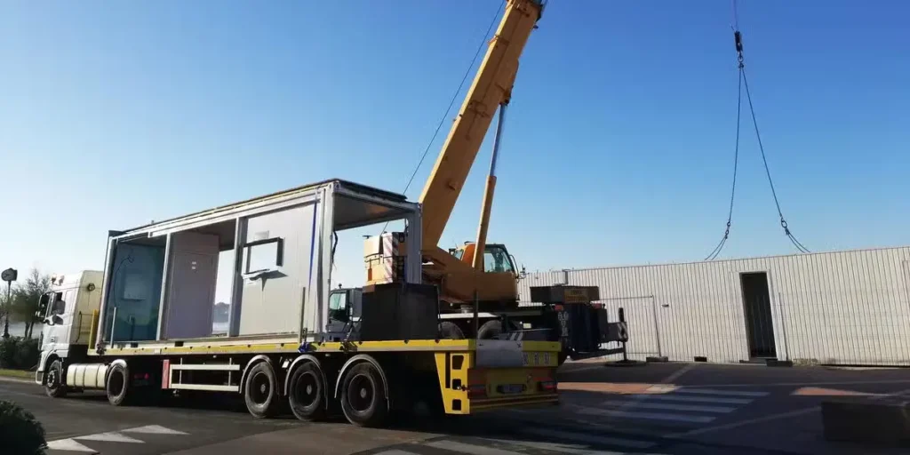 Camion avec grue et conteneur