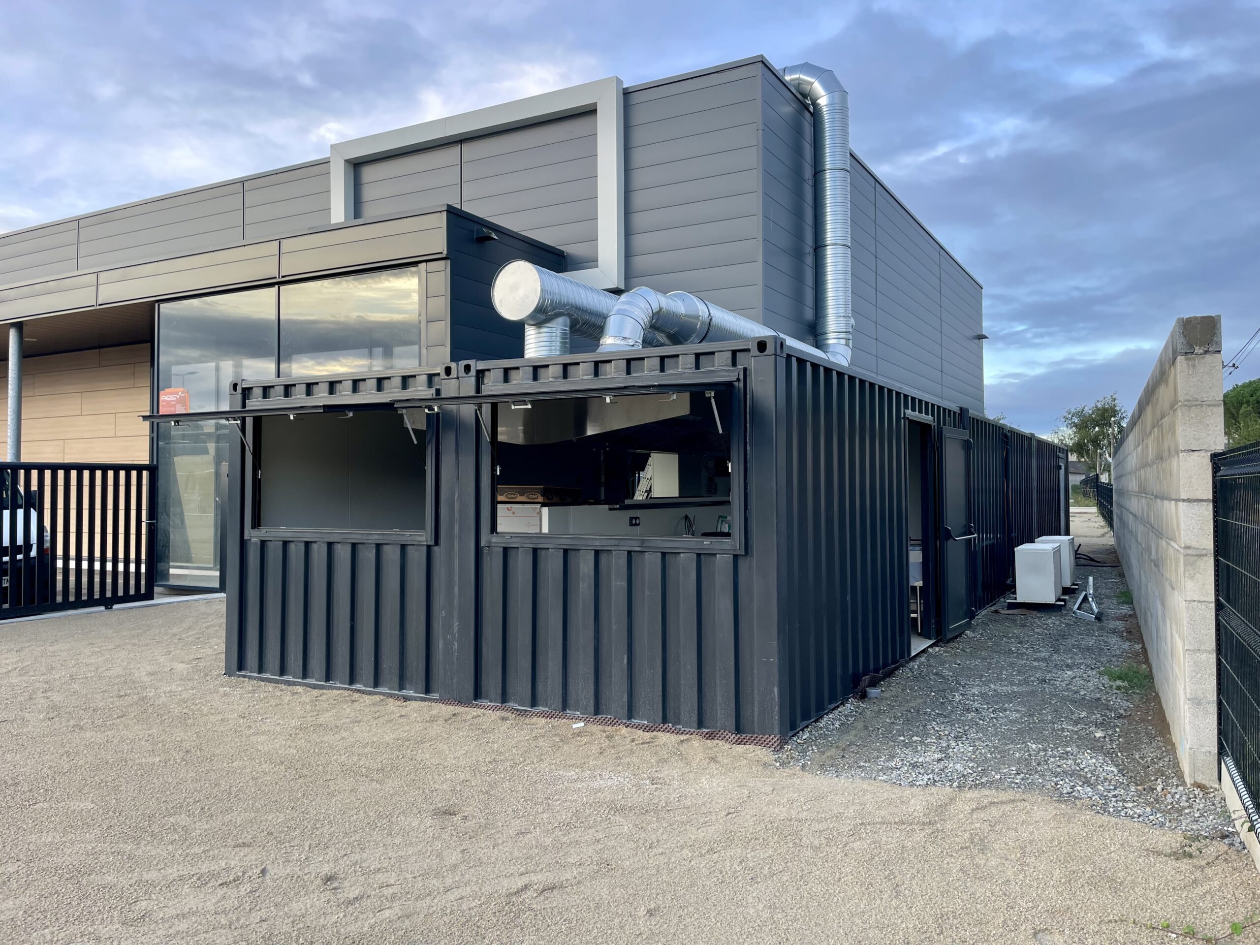 Réalisations 1 Restaurant réalisé avec 4 containers 20 pieds à Mordelles (35)