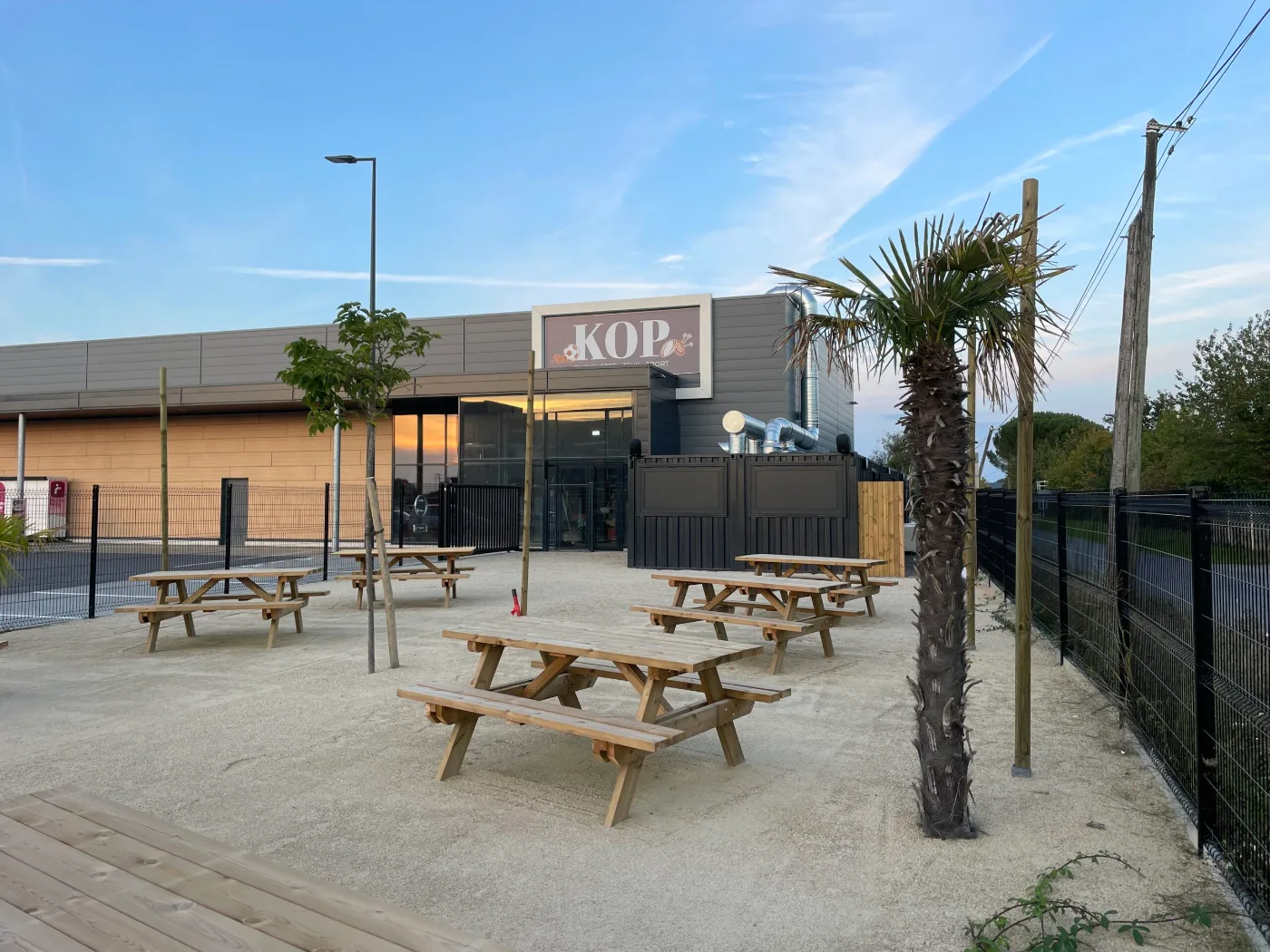 Container aménagé Île-de-France : des projets sur mesure au cœur de la région 1 Container aménagé en Île-de-France, réalisation Kiosque et Box