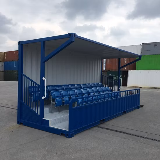 Container tribune : devis gratuit, pose rapide 1 Container 20 pieds bleu aménagé en tribune avec gradins de sièges et toit en auvent, sur un site de stockage de containers