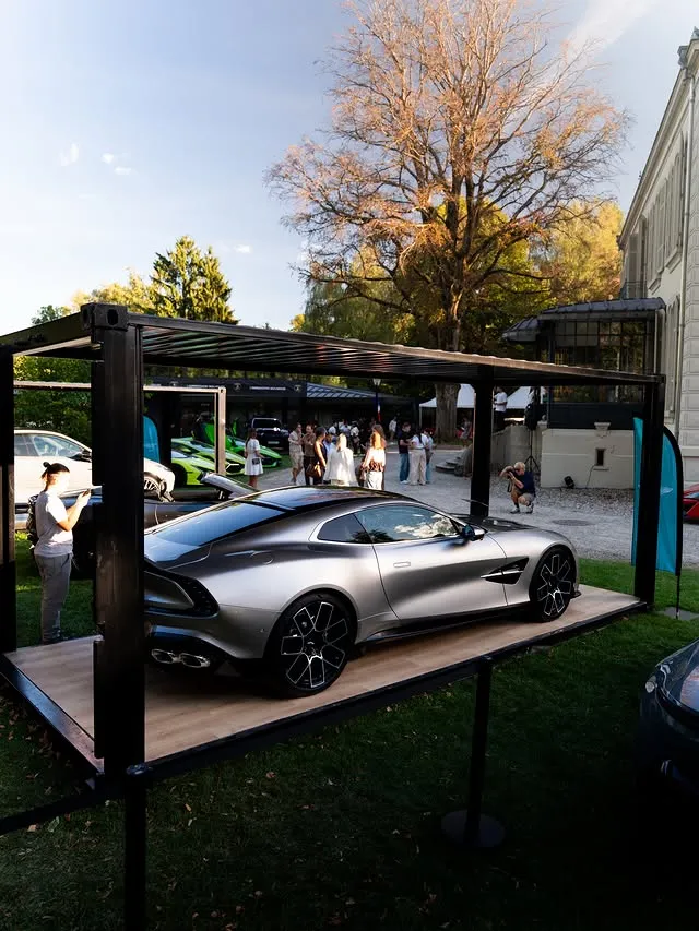 Le container aménagé : une nouvelle façon d’attirer les regards sur vos voitures 1 Container aménagé exposition voiture pour un stand automobile Aston Martin